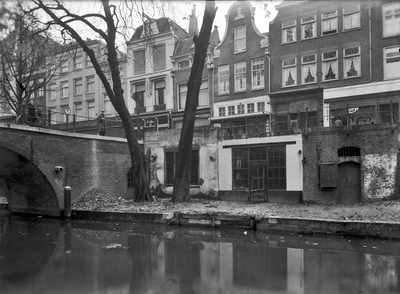 66702 Gezicht op de huizen Oudegracht 114-126 te Utrecht met werfkelders en links een deel van de Jansbrug.